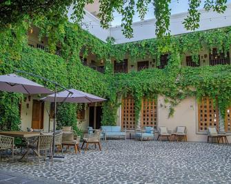 El Carmen Suites - Antigua - Patio