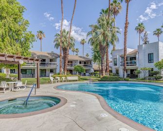 Winter in Palm Springs. Check out our rates. - Palm Springs - Pool