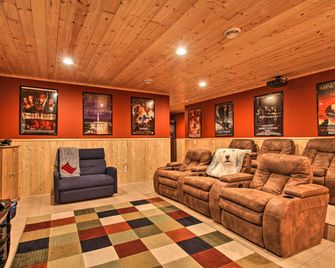 Cabin with Fire Pit and Movie Room, 1 Mi to Lake - Pequot Lakes - Lounge