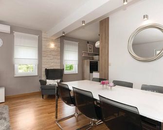 Amazing home in Badanj with private swimming pool, can be inside or outside - Drniš - Dining room