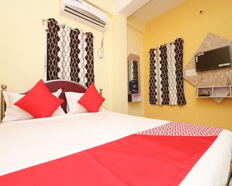 Oyo 16609 Trinayani Guest House - Rampurhut - Bedroom