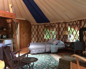 Secluded & Clean Yurt, Nestled In Woods And Gardens - Trumansburg - Bedroom