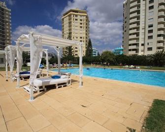 A 300 metros da praia com acesso a complexo de piscinas - Armação de Pêra - Pool