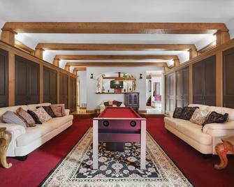 High Rock Castle - Monroe - Living room