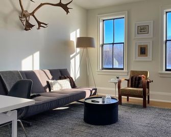 Enjoy a bespoke modern farmhouse with Bruce Trail hiking 2 min from Devils Glen! - Duntroon - Living room