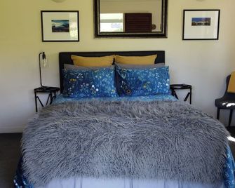 Chill at The Cabin - Hamilton - Bedroom