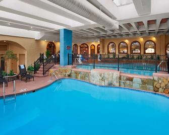 坎薩斯城市廣場希爾頓合博套房酒店 - 堪薩斯市 - 堪薩斯城 - 游泳池