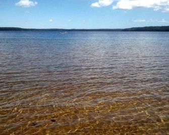 Gorgeous Lake At The Beach Bucket & Little Red Cabin-Sandy, Kid Friendly-Perfect - Pellston - Dining room