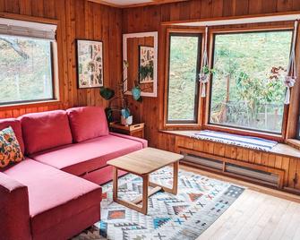 Nettledown Farms Bed & Breakfast - Galiano Island - Living room
