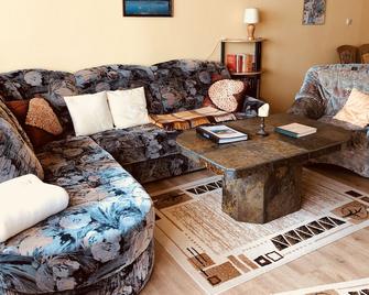 Rest and relax in a comfortable 80 m2 holiday apartment with a large sun terrace - Feldberg - Huiskamer