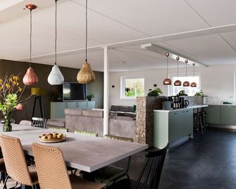 Holiday home with sauna and hot tub - Groningen - Essbereich