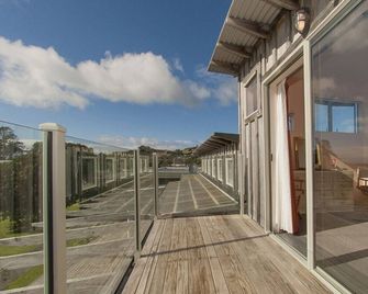 Coro Beach Haven - Hahei Holiday Home - Hahei - Balcony