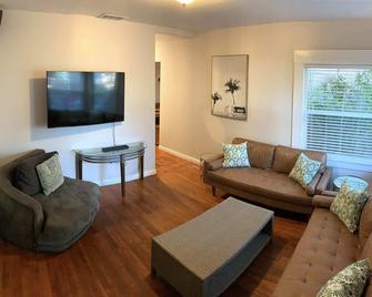 Bamboo House (Downtown, Convention Center) 3br - سان دييغو - غرفة معيشة