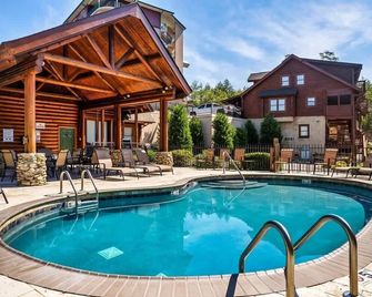 Cozy Cabin Near Smoky w Resort Pool & Grill - Pigeon Forge - Piscina