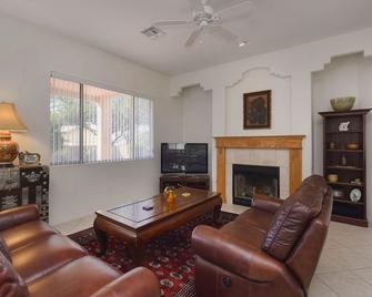 Dog-friendly spacious home with patio, enclosed yard and Golf nearby - Oro Valley - Soggiorno