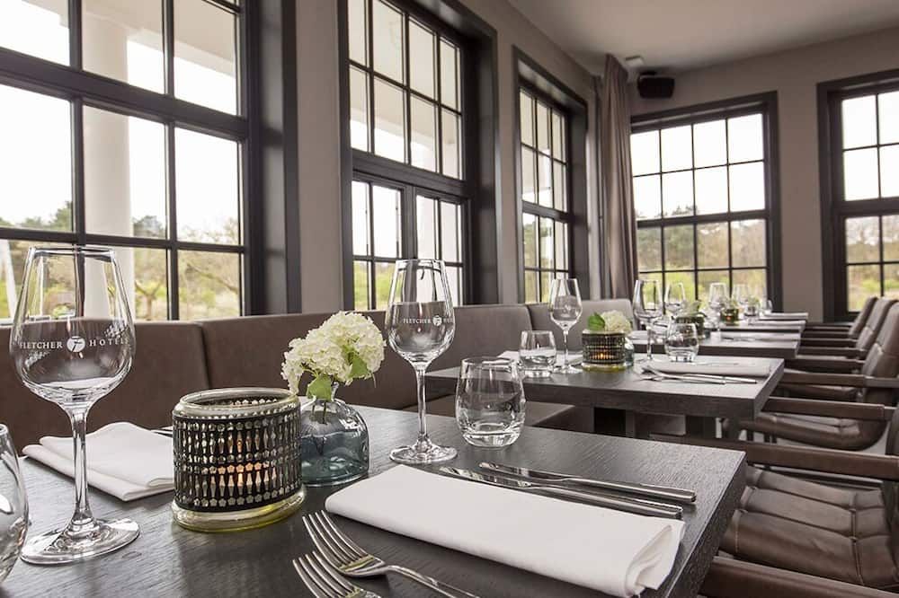 Soothing Beachfront Escape | Lux Haven w/Balcony & Sea Access Near Famous Sites - Wassenaar - Restaurant