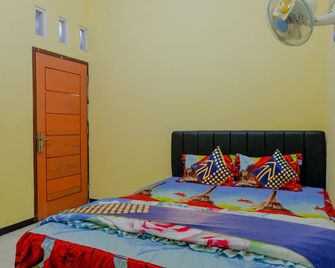 Spot On 1976 Hamana Beach Inn - Pacitan - Habitación