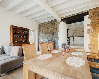 Apartment 'Maison Mer' with Sea View, Shared Terrace and Private Garden - Cancale - Essbereich