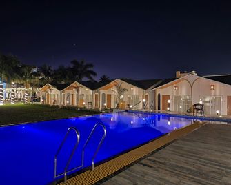 Vits Daman Devka Beach - Damán - Piscina