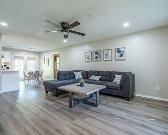 Cheapest rates of the year! 2BR comfort - Calhoun - Living room