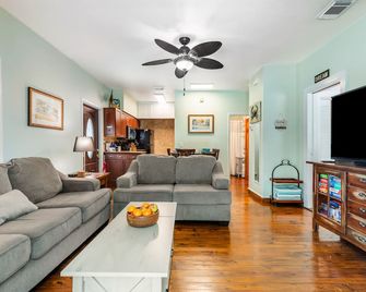 Prime Old Town Location w Pool Walk to Duval Steet Blue Heron by AvantStay - Key West - Living room