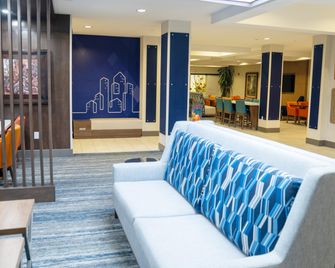 Holiday Inn Express Pembroke By IHG - Pembroke - Lobby