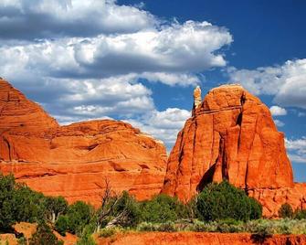 A Picturesque Retreat in Bryce Canyon! Free Breakfast, Pool, Free Parking! - Bryce - Außenansicht