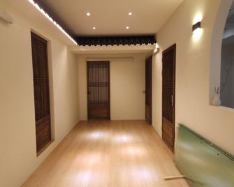 82 Capsule Hotel - Seoul - Hallway