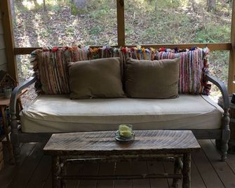 Adorable Cottage / Cabin nestled between the Little and the Big Buffalo River - Marble Falls - Living room