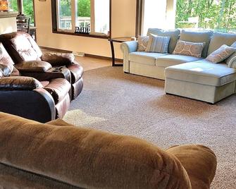 Rolling Hills Family Retreat ~King Bed, Hot Tub, Pool Table, Woods view - Manitowoc - Huiskamer