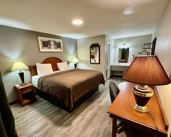 Ozark Inn & Suites - Ozark - Bedroom