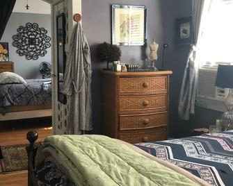 Stay near Mississippi River, enjoy our cozy 2-bedroom Algiers apartment - New Orleans - Bedroom
