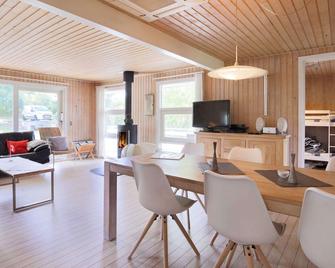Secluded Holiday Home in Jægerspris With Barbecue - Jægerspris - Comedor