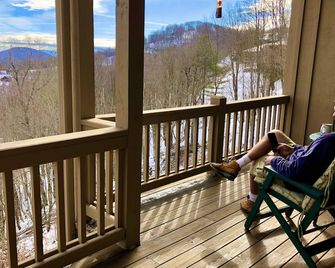 Direct Mountain Views! Hike & Swim On-Site! Private Balcony! Wow!! - Mars Hill - Balcony