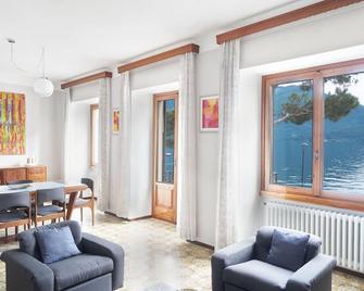 Residence Domaso - Esperienza in Centro Storico 'Casa del Dottore' - Domaso - Obývací pokoj