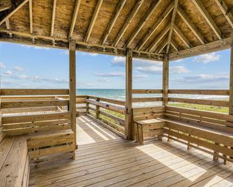 Oceanfront condo with pool, WiFi, cable, partial AC, and free parking - Atlantic Beach - Balkon