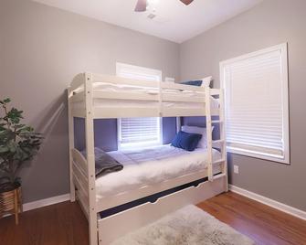 Centrally Located Home Away From Home! - Jonesboro - Bedroom