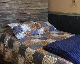 Acorn Hideaways Canton Rustic Old West Frontier Suite - Canton