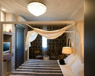 Room B & B in boutique hotels in Cesenatico Canal Harbour near the sea - Cesenatico - Bedroom
