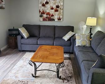 Michaels Bay Getaway on Manitoulin Island - South Baymouth - Living room