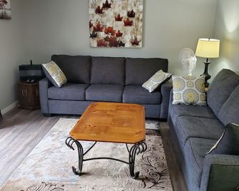 Michaels Bay Getaway on Manitoulin Island - South Baymouth - غرفة معيشة