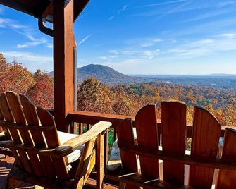 Huge 8BR Mountaintop Mansion, with Majestic Views,Oversized deck in Mt.Airy, NC. - Dobson - Balcón