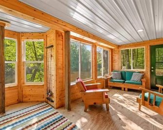 Wildlife Haven Retreat - Evart - Living room