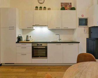 2-Bed Haven with Patio in Antwerp + Free parking - Antwerp - Kitchen