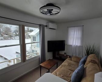 Lakefront Apartment with off-street parking - Hopatcong - Living room