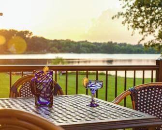 Wonderland: Waterfront + Game Room + Dog Friendly - Albion - Balcón