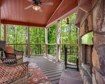 Mentone Tranquility Base with Hot Tub & Outdoor Fireplace 3 Acres Fast WiFi - Mentone - Balcón