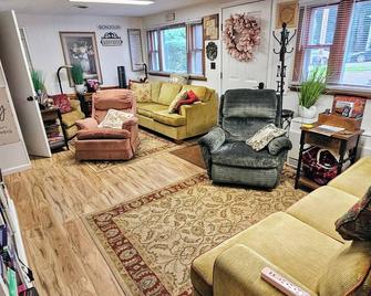Newly Updated Cozy Home ~ Located Downtown, Uvm, Hospital Includes 8 Bikes! - Burlington - Living room