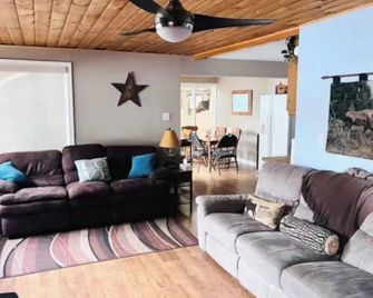 Charming, Cozy 4 Season Waterfront Cottage in Minden - Minden - Living room