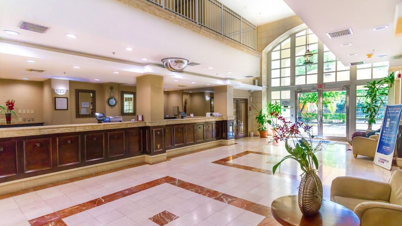 南邁阿密科勒爾蓋布爾斯羅德威酒店 - 邁阿密